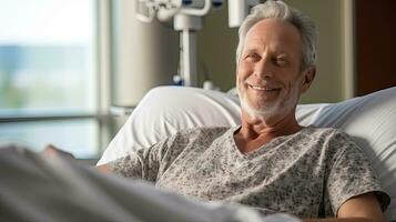 een senior mannetje geduldig aan het liegen tevreden glimlachen Bij modern ziekenhuis geduldig bed. Gezondheid medisch. generatief ai foto