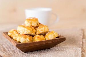 durian koekjes op witte plaat - dessert foto