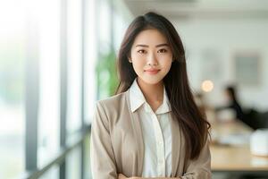 Aziatisch jong vrouw, professioneel ondernemer staand in kantoor kleding, glimlachen en op zoek zelfverzekerd Aan wit achtergrond. generatief ai foto