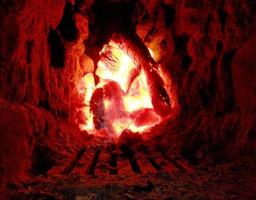 rood vuur van plakhout, donkergrijze zwarte kolen in metalen vuurpot