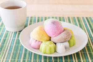 kleurrijke dessertmochi op wit bord foto