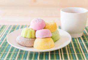 kleurrijke dessertmochi op wit bord foto