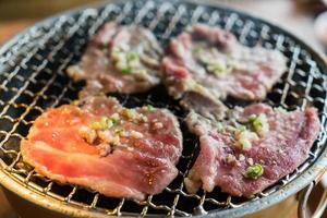 varkensvlees op houtskoolgrill - yakiniku - Koreaanse stijl foto