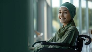 gelukkig vrouw kanker geduldig vervelend hoofd sjaal in rolstoel Bij ziekenhuis. generatief ai foto