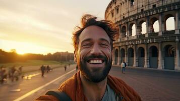 gelukkig toerist jong Mens nemen selfie in voorkant van Rome, Italië mijlpaal. reizen en vakantie concept. generatief ai foto