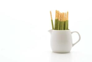 koekjesstok met groene thee op smaak gebracht op witte achtergrond foto