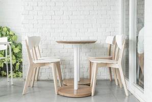 lege houten stoel in restaurant
