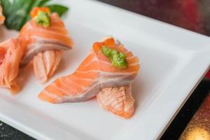 zalm sushi rollen - Japans eten foto