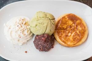 groene thee-ijs met pannenkoek, rode boon en slagroom - dessert