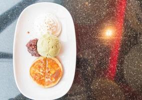 groene thee-ijs met pannenkoek, rode boon en slagroom - dessert