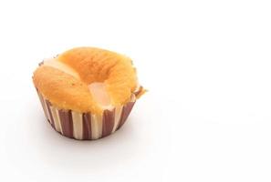 vanille cupcake met fruit bovenop op witte achtergrond foto