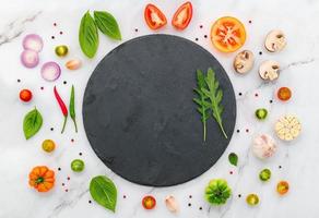 de ingrediënten voor zelfgemaakte pizza op een witte marmeren achtergrond foto