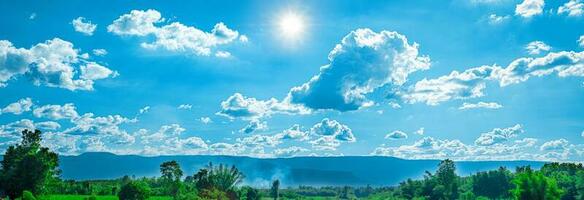 mooie blauwe lucht met witte wolken en zonlicht foto