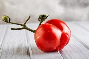 lelijke groente of fruit. ernstig misvormde gemuteerde tomaat foto