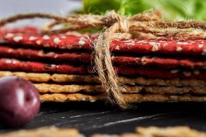 Bieten- en roggebloemcrackers met groenten voor het maken van snacks foto