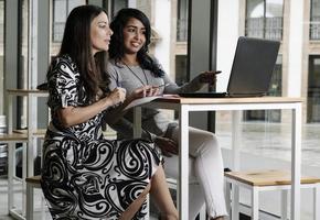 zakenvrouwen die met de laptop op hun werkplek werken foto