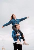 jong liefdevol paar tijd samen doorbrengen in het park met plezier foto