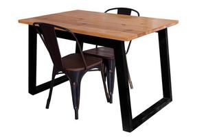 moderne houten tafel met stalen poten en stoel geïsoleerd foto