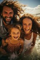 glimlachen familie spelen in de oceaan golven Aan een zonnig dag foto