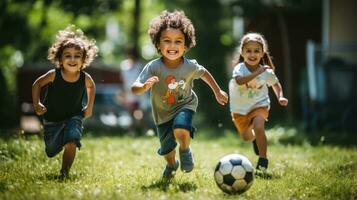 kinderen hebben pret spelen voetbal Aan de gras foto