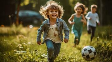 kinderen hebben pret spelen voetbal Aan de gras foto