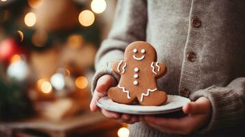 kind hand- Holding een vers gebakken peperkoek Mens koekje foto