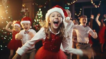 kinderen dans Bij Kerstmis partij in lichten. gelukkig jeugd. foto