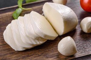 lekkere verse mozzarella kaas voor het maken van caprese salade foto