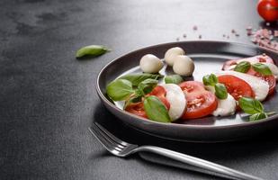 Italiaanse Caprese Salade Met Gesneden Tomaten, Mozzarella Kaas foto