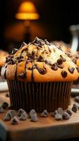 onweerstaanbaar chocola spaander muffin een zoet en geruststellend bakkerij genot verticaal mobiel behang ai gegenereerd foto