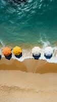 van bovenstaande, een boeiend strand met paraplu's, ligbedden, en turkoois wateren verticaal mobiel behang ai gegenereerd foto