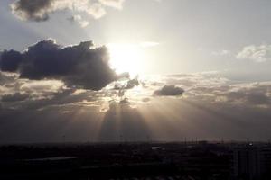 een gekke zonsondergang in Israël met uitzicht op het heilige land