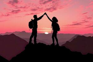 silhouet van een Mens en vrouw Aan de top van de berg Bij zonsondergang. ai gegenereerd. foto