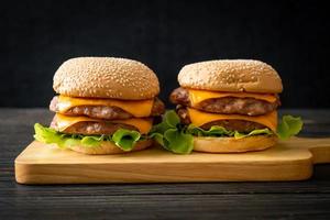 varkenshamburger of varkensburger met kaas op een houten bord foto