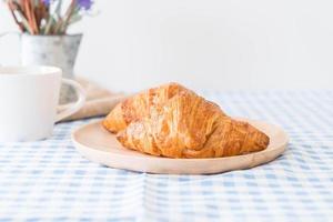 botercroissant op tafel foto