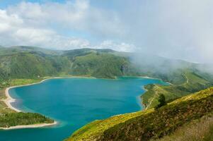 Lagoa Doen fogo is gelegen in zo miguel eiland, azoren. het is geclassificeerd net zo een natuur reserveren en is de meest mooi lagune van de azoren foto