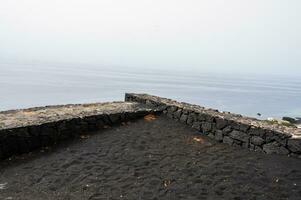 gestold vulkanisch lava stroom van de cumbre vieja vulkaan Aan de eiland van la palma foto