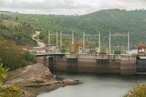 tejo rivier, in Portugal, met een lager water niveau over 20 meter ten gevolge naar klimaat verandering foto