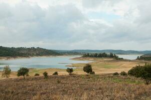 dam bed Aan de tejo rivier, in Portugal, zonder water. het is mogelijk naar wandelen waar Daar zou moeten worden veel kubiek meter van water foto