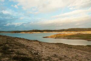 dam bed Aan de tejo rivier, in Portugal, zonder water. het is mogelijk naar wandelen waar Daar zou moeten worden veel kubiek meter van water foto