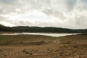 dam bed Aan de tejo rivier, in Portugal, zonder water. het is mogelijk naar wandelen waar Daar zou moeten worden veel kubiek meter van water foto