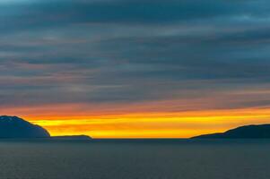 zonsondergang Bij middernacht in IJsland foto