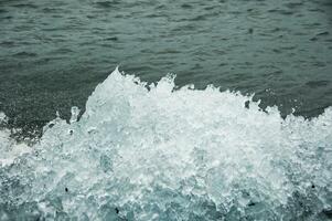 ijsbergen in jokulsarlon, een glaciaal meer in IJsland foto