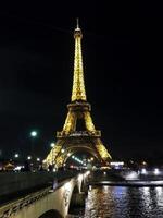 perspectief van de eiffel toren in Parijs verlichte Bij de einde van de dag foto