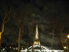 perspectief van de eiffel toren in Parijs verlichte Bij de einde van de dag foto