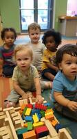 een groep van kinderen spelen samen en gebouw met houten blokken. foto