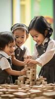 een groep van kinderen spelen samen en gebouw met houten blokken. foto