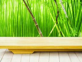 houten tafel Aan bamboe fabriek achtergrond ai gegenereerd foto
