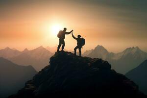 silhouet van twee mannen met rugzakken Aan de top van de berg. ai gegenereerd foto