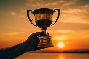 detailopname van een trofee in de handen van een Mens Bij zonsondergang ai gegenereerd foto